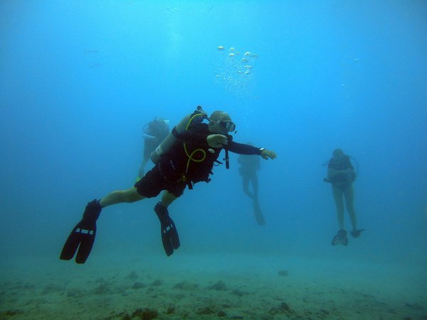 Quels sont les secrets pour une expédition de plongée en caverne à Cenote Dos Ojos, Mexique : équipements et conseils de sécurité ?
